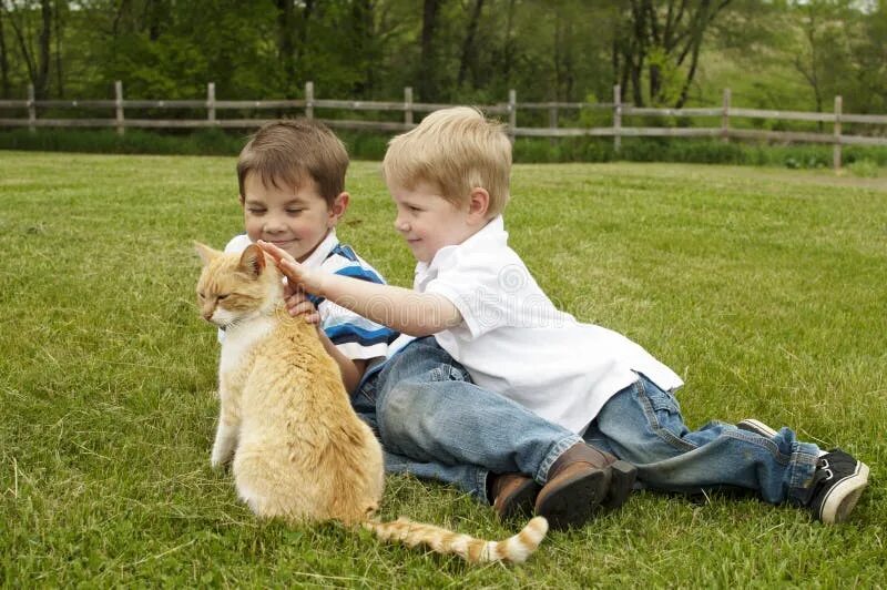 Мальчик одетый с животными. Children and Pets. Мама с мальчиком и питомец несут сумки. Фото petting