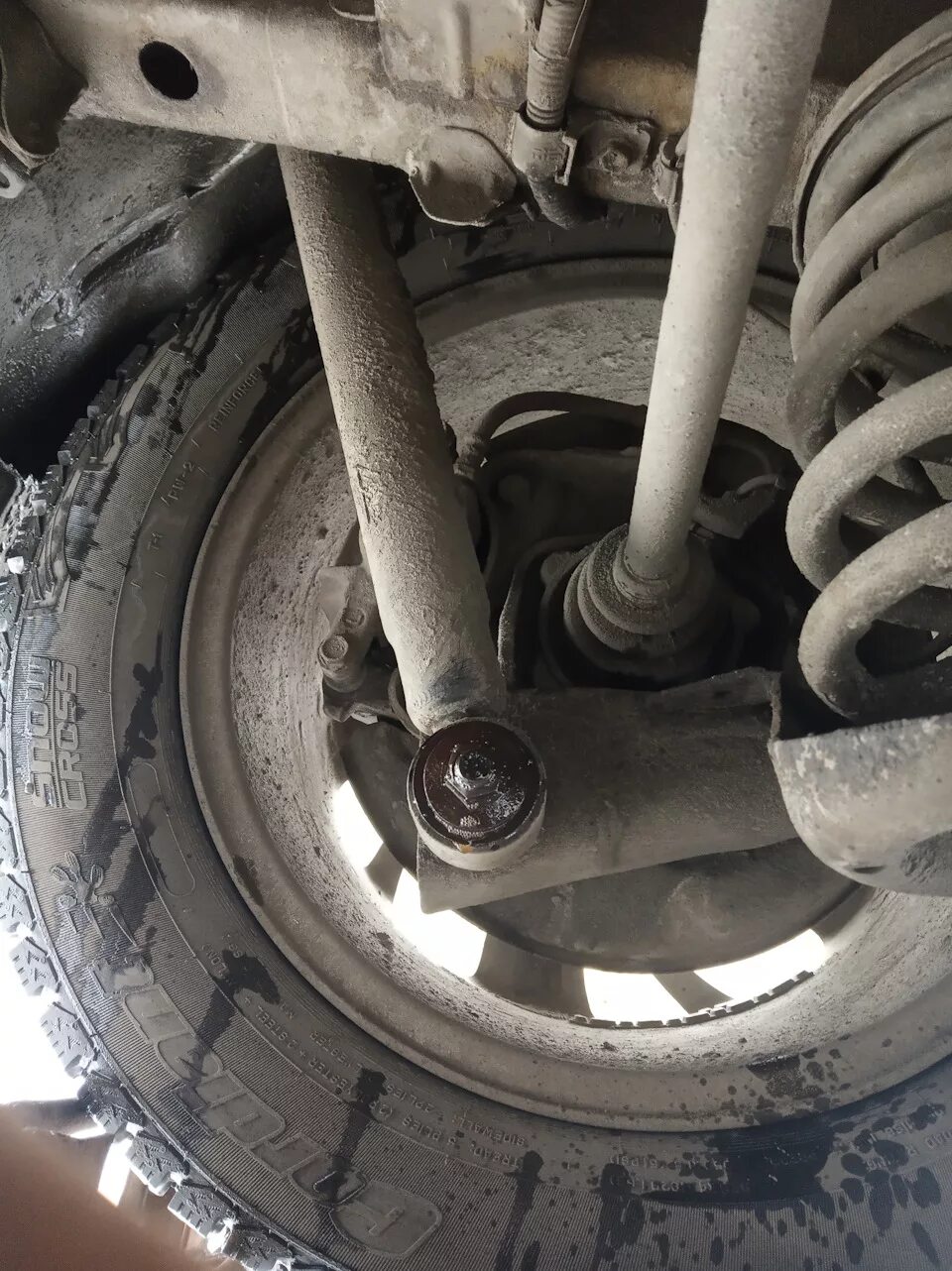 Замена передних амортизаторов тойота рав 4. Замена амортизатора тойота гранвия. Замена амортизатора тойота рав 4. Задний амортизатор рав 4 2021. Крепление заднего амортизатора рав 4.