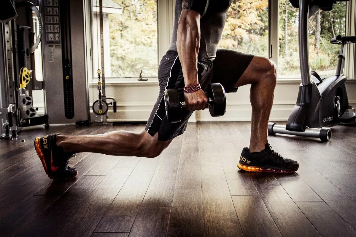 Вес ноги мужчины. Тренировка ног. Ноги в зале для мужчин. Тренировка ног фитнес. Спортивные мужские ноги.