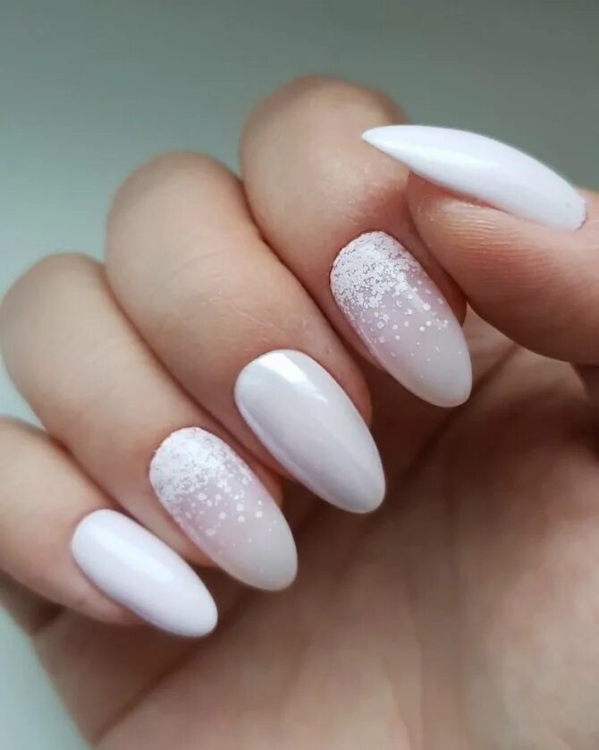 Нежный белый маникюр миндаль Пин от пользователя Nathalie259 на доске nails Дизайнерские ногти, Красивые ногт