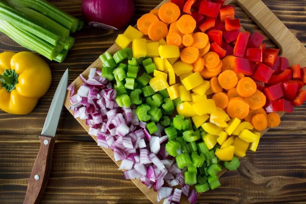 Chop vegetables. Радуга из овощей. Вкусная Радуга из фруктов и овощей. Радуга из овощей фото. Фрукт Chop.