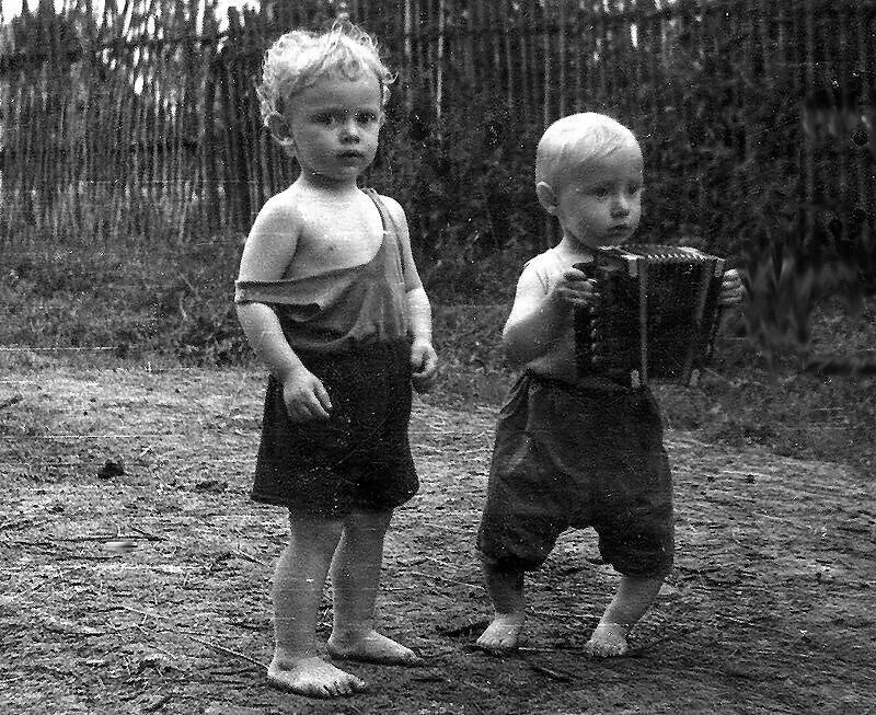 Картинка старых друзей. Босоногое детство СССР. Советские дети летом. Счастливое советское детство. Счастливые советские дети.