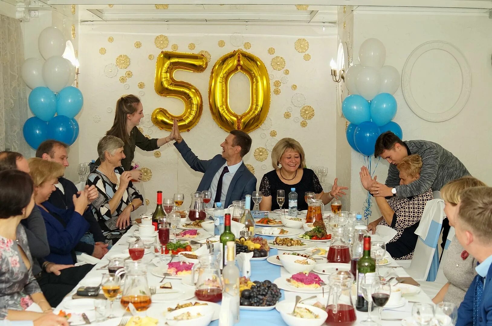 празднование юбилея 50 лет. застолье на день рождения. родители отметили золотую свадьбу. празднуем юбилей 50 лет женщины. 50 лет юбилей фотосессия.