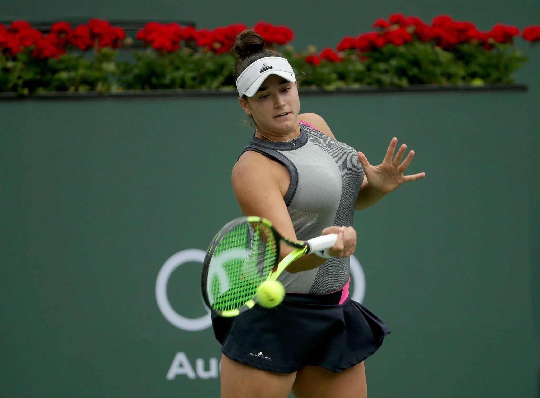 She plays tennis well. Каролин Долхайд. Викери теннис. Каролин Долхайд горячие.