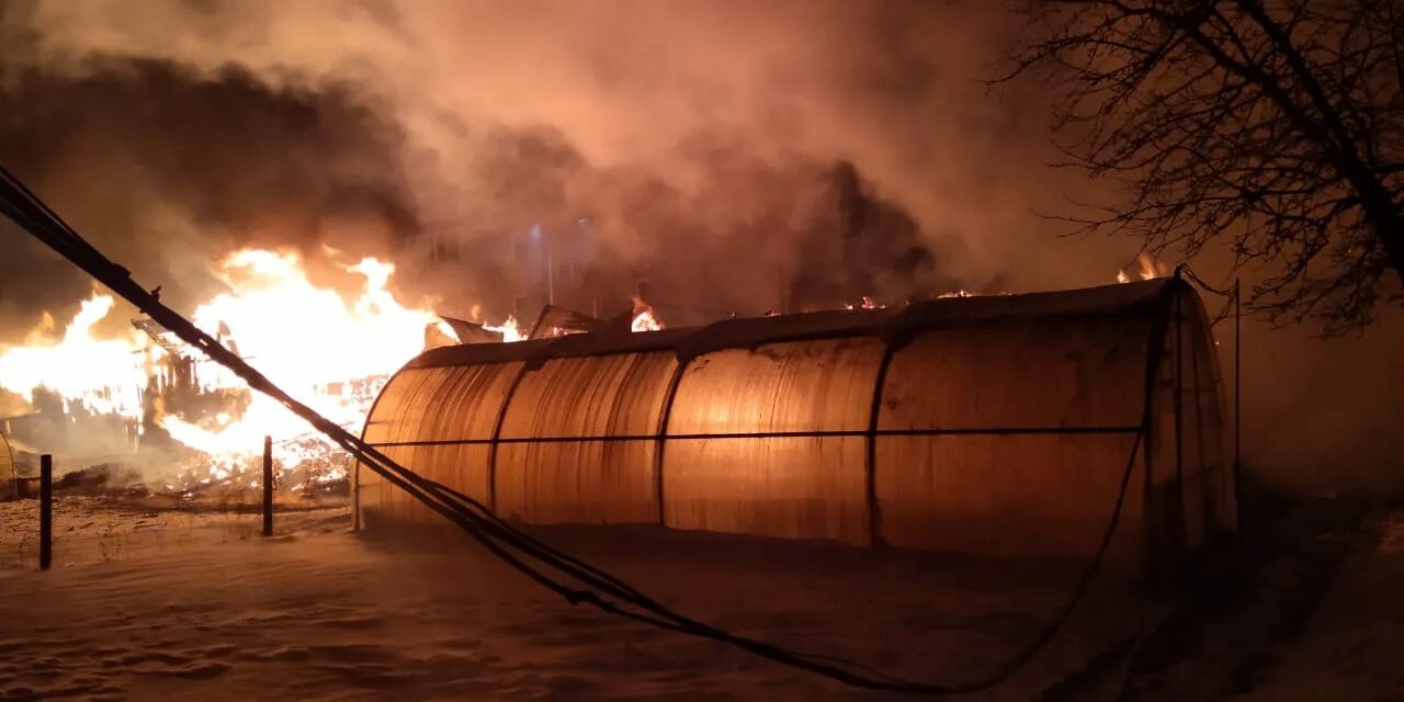 Круглое сгорел. Круглое поле Набережные Челны. Пожар круглое поле. Пожар надворных построек. Пожар под Челнами.