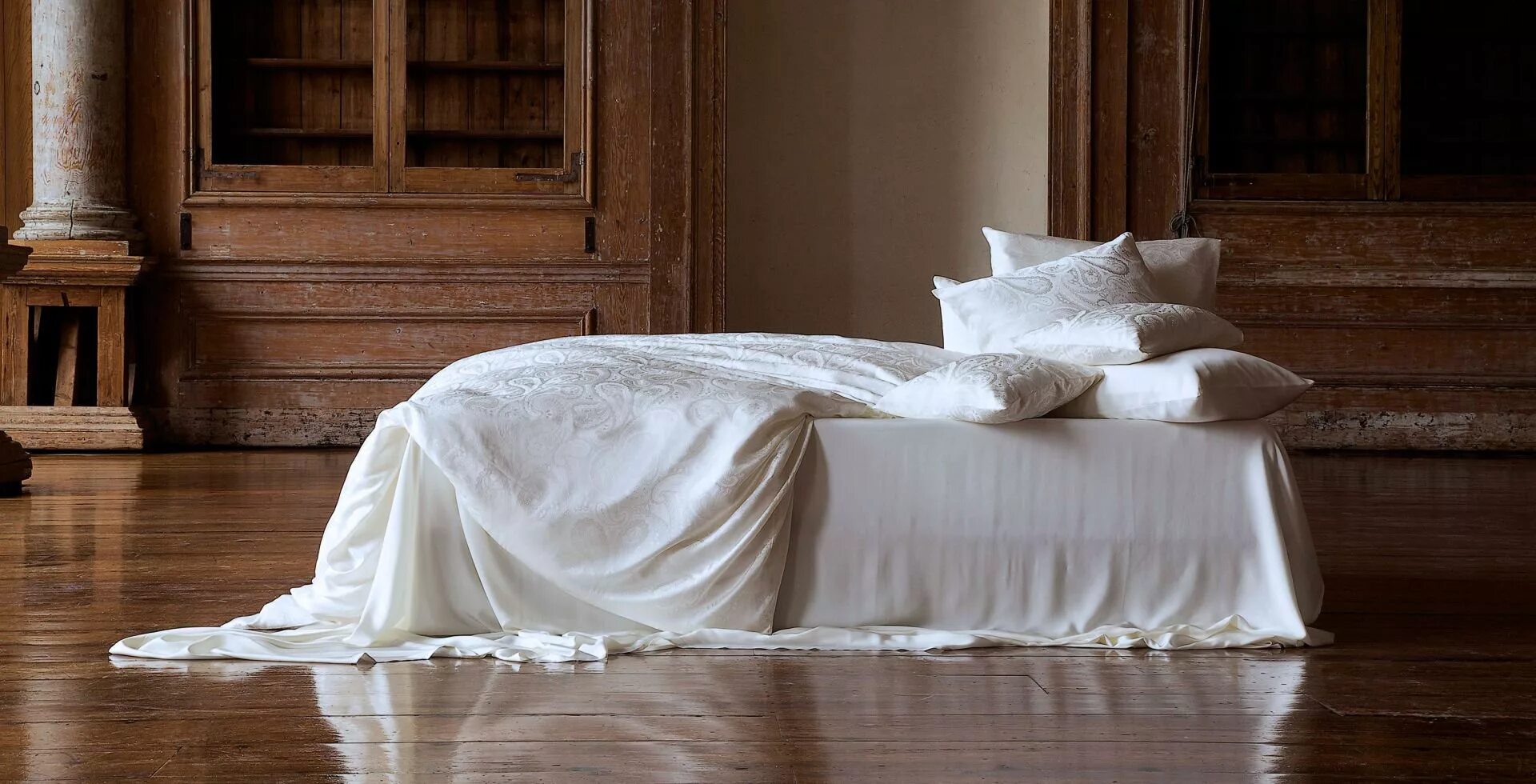 постельное бельё karna турция. шелк простыней. постельное белье из шелка. шёлковое постельное бельё. постельное белье кинг сайз.