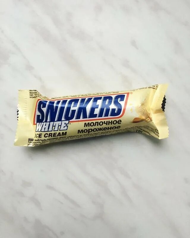 Сникерс бжу. Мороженое snickers White. Сникерс 80 гр калорийность. Сникерс калории. Snickers батончик калории.