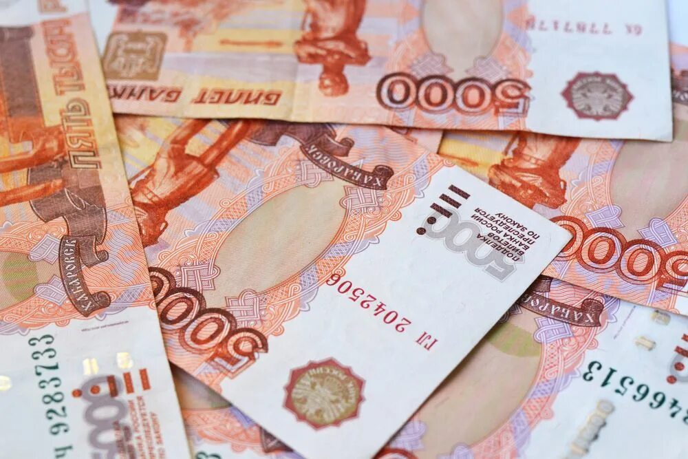Десять тыщ рублей на фоне. 5 Тысячные купюры раскинутые. 5000 Рубл пул. 5 Тысяч рублей на фоне еды.