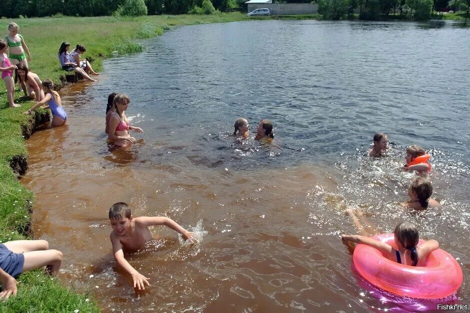 Купание на речке. Купаемся на речке. Лето купание. Лето речка купаться. Какие люди купаются