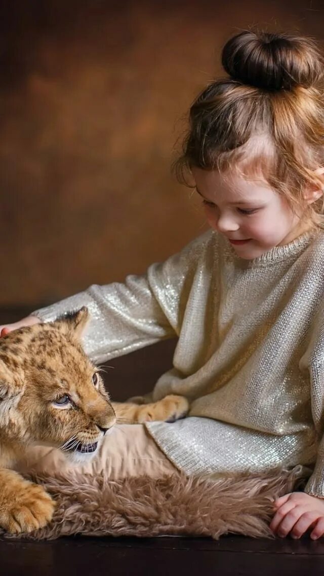 светский львёнок. фотосессия со львенком девушка. фотосессия со львенком. девушка с львенком. львенок девочка.