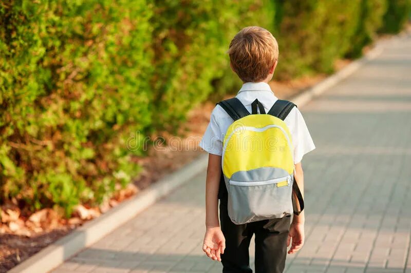Ученик с портфелем. Школьник с рюкзаком. Рюкзак для мальчика. Школьник с портфелем.