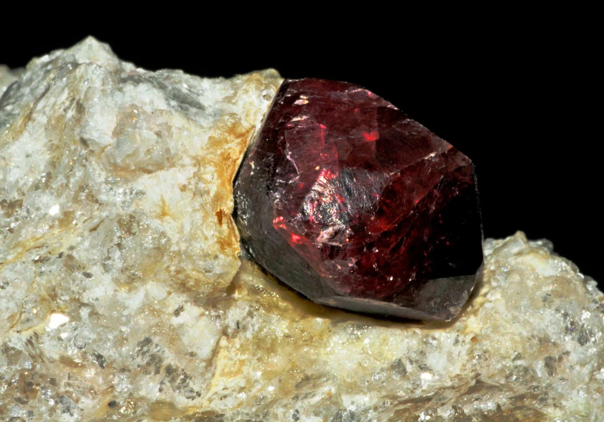 Гранат демантоид минерал. Группа минералов гранаты. Гранат группа минералов. Пироп камень минерал. Спессартин-альмандин.