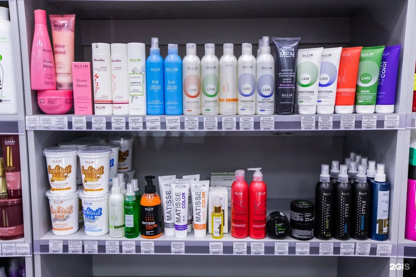 магазин косметики и парфюмерии. професиональная косметика. магазин профессиональной косметики. косметика. витрина для косметики.