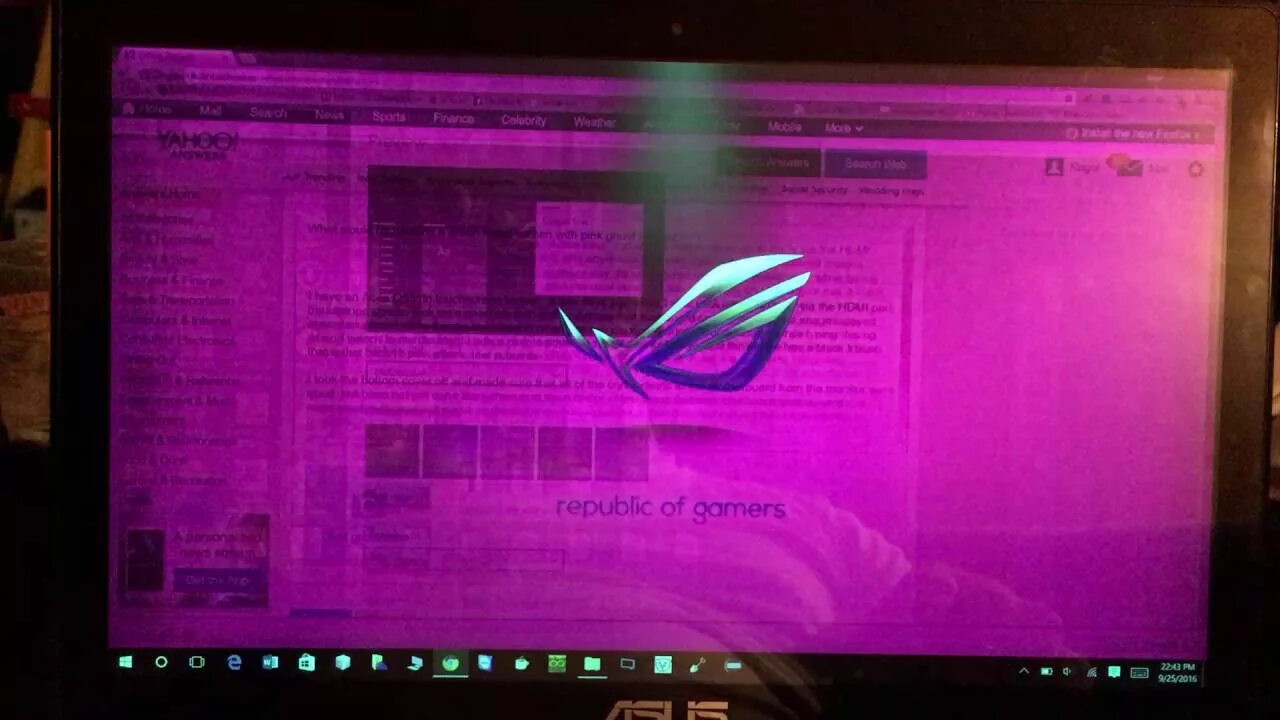 Фиолетовый экран на ноутбуке. Розовые полосы на мониторе. Красная полоса на мониторе.
