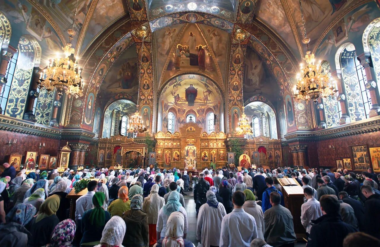 Богослужения в св. Молитва в храме. Богослужение в церкви 2 века. Много церквей.