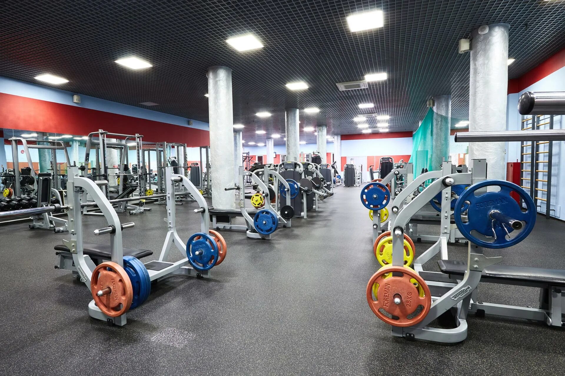 Современный фитнес клуб. V7 fitness кустодиева бассейн. Encore fitness спб васильевский. Спортзал на васильевском острове спб. Фитнес спб новый.