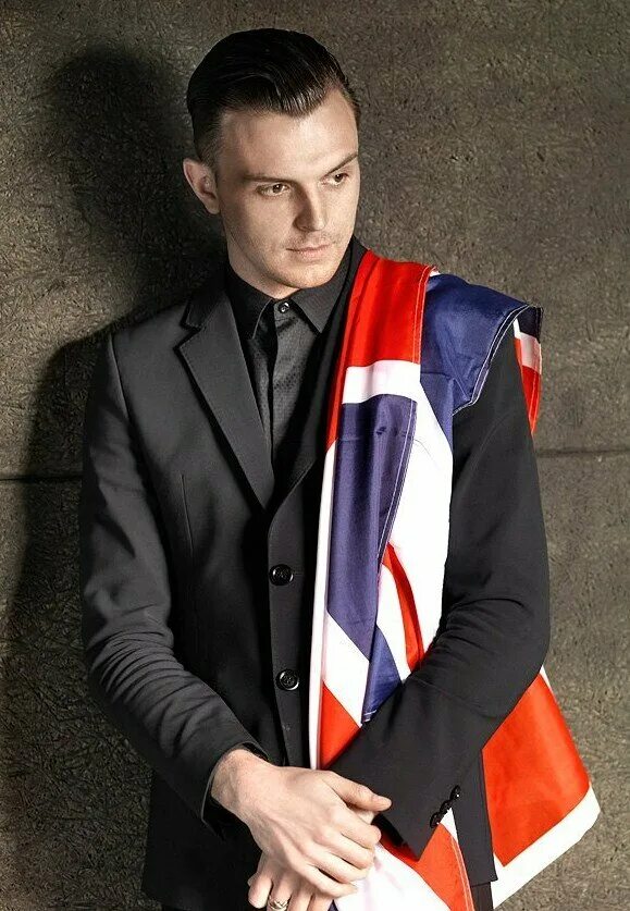 Тео hurts. Тео хатчкрафт. Солист группы hurts. Hurts teo. Hurts солист.