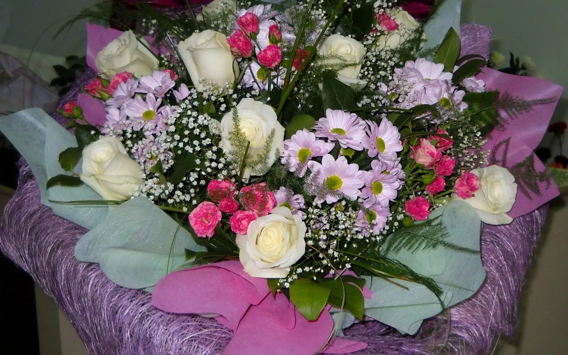 Фото цветов на столе реальные. Букет цветов. Красивый букет. Реальные букеты цветов. Шикарный букет цветов.