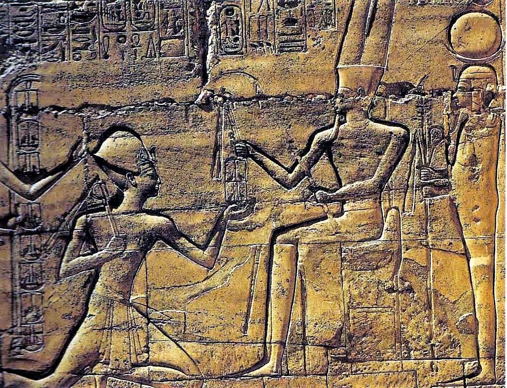 Ваша древнего египта. Рельефы древнего Египта фараон. Культ фараона в древнем Египте. Поклонение фараону в древнем Египте. Аменхотеп III рельеф.