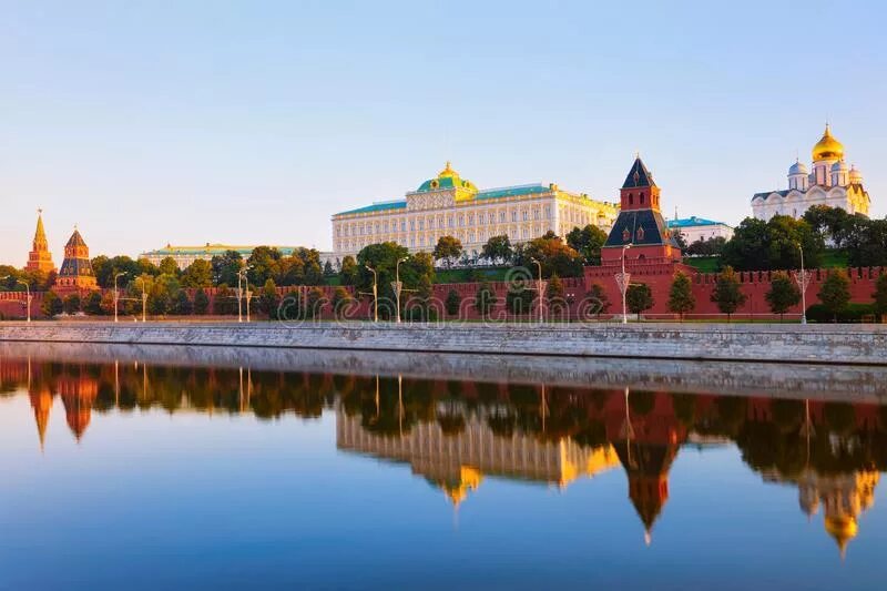 Какие реки протекают у стен московского кремля. Московский Кремль отражение в реке. Кремль отражение. Кремль река. Москва река Кремль.