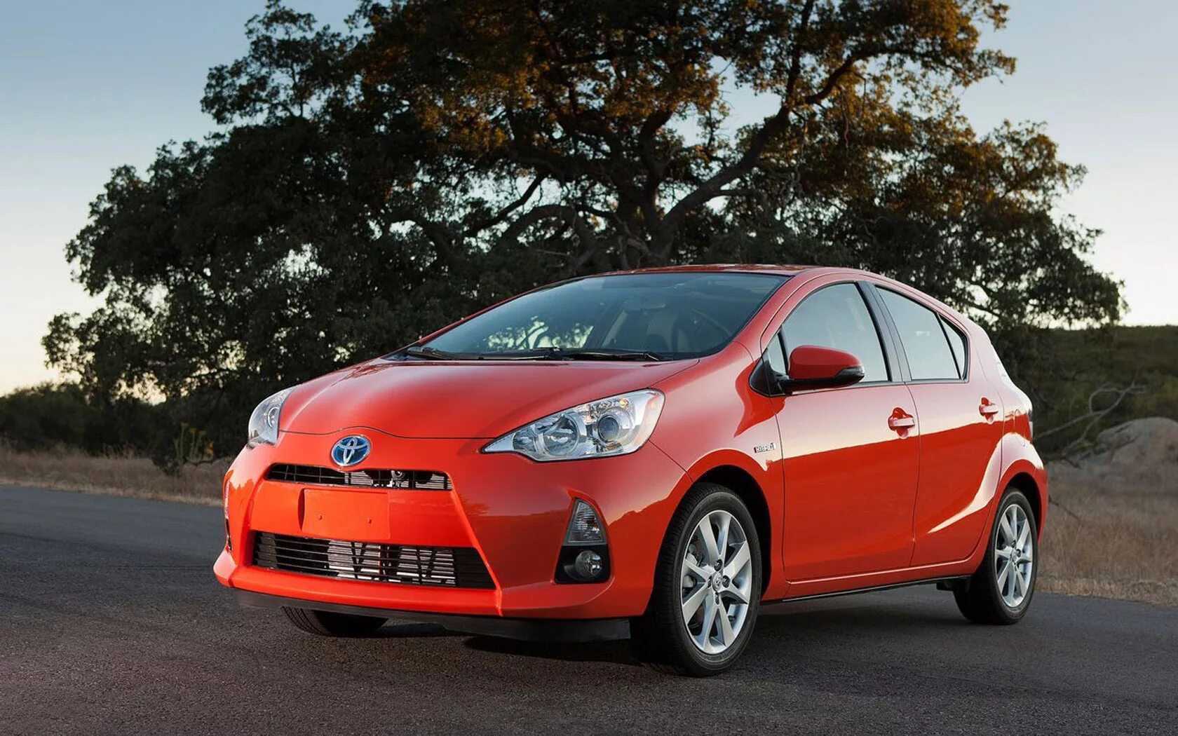 Японские автомобили марки. Toyota Prius c. Prius c 2014. Toyota Prius c 2013. Toyota Prius c Hybrid.