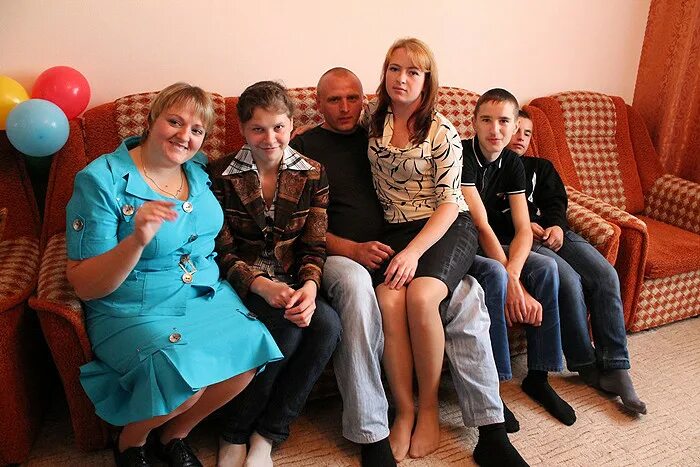 Семья дани. Папа дани милохина. Приемные родители милохина. Семья дани милохина. Родители дани милохина 2020.