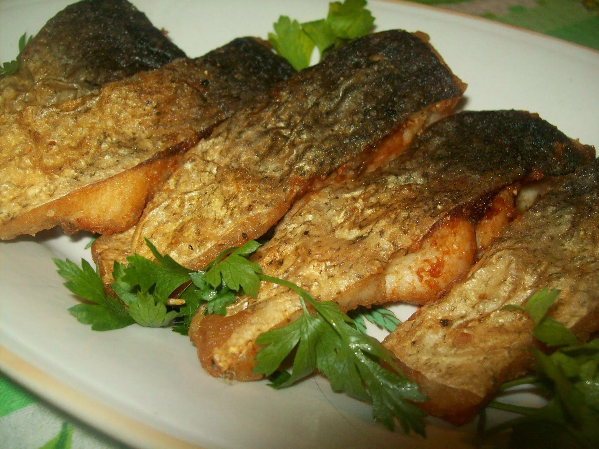 Рецепты рыбы на сковороде кусочками. Толстолобик рыба жареная. Белый Амур жареный. Рыба толстолоб жаренный. Толстолобик жареный.
