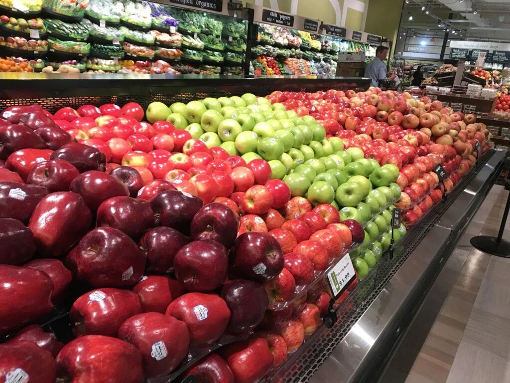Apple market спб. Магазин яблоко. Яблоки на рынке. Яблоки на прилавке. Яблочный магазин.