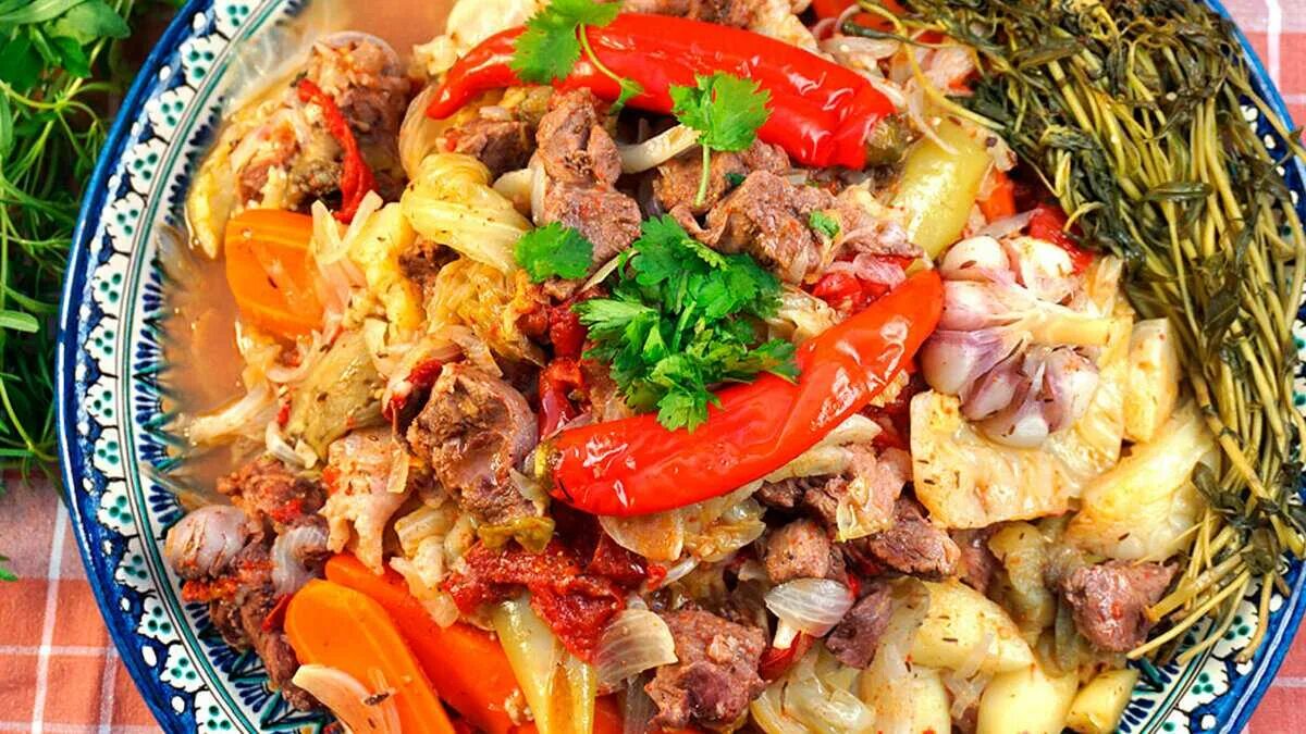 Мясо в казане с капустой и овощами