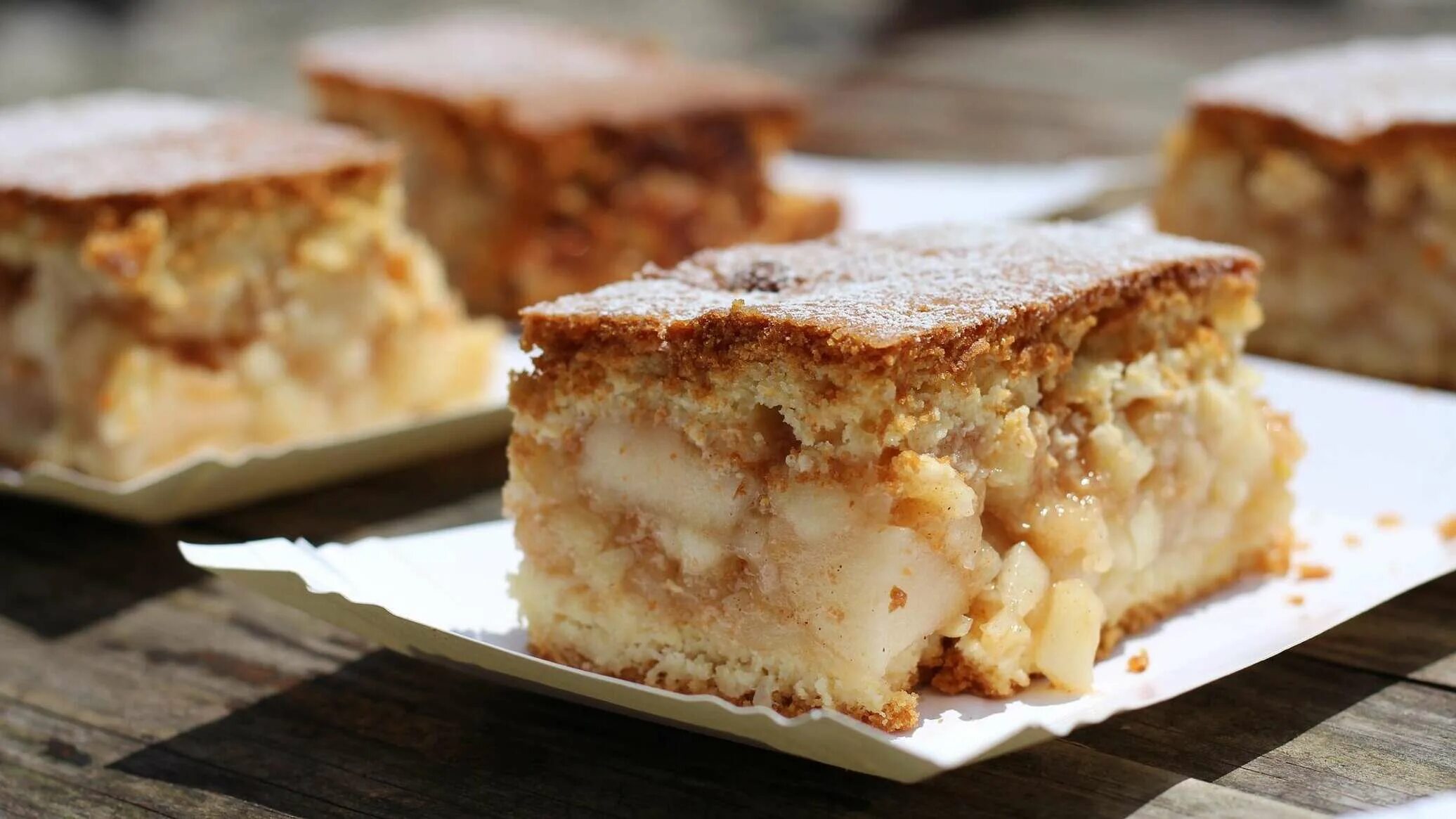 Пирог кусочки рецепт. Песочный пирог с джемом. Пирог с орехами. Вишневый пирок твин пикс. Пирог с сухофруктами.