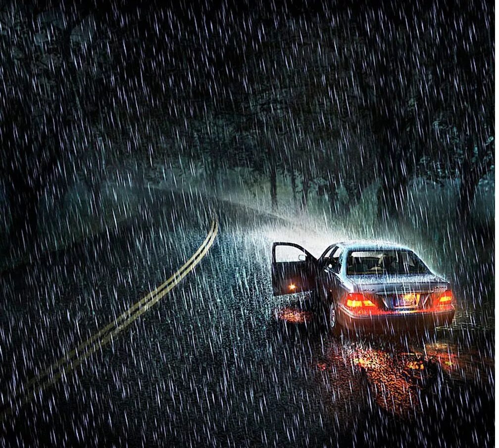 Хорошо в машине в дождь. Машина под дождем. Машина дождь. Ливень. Машина на дороге.