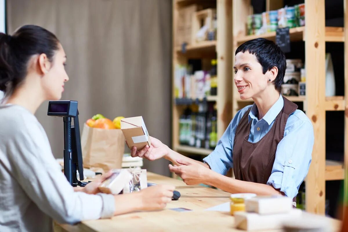 We work at the shop. Продавец спрашивает. Покупатель спорит с продавцом в магазине. Недовольный продавец. Продавец и покупатель квартиры.