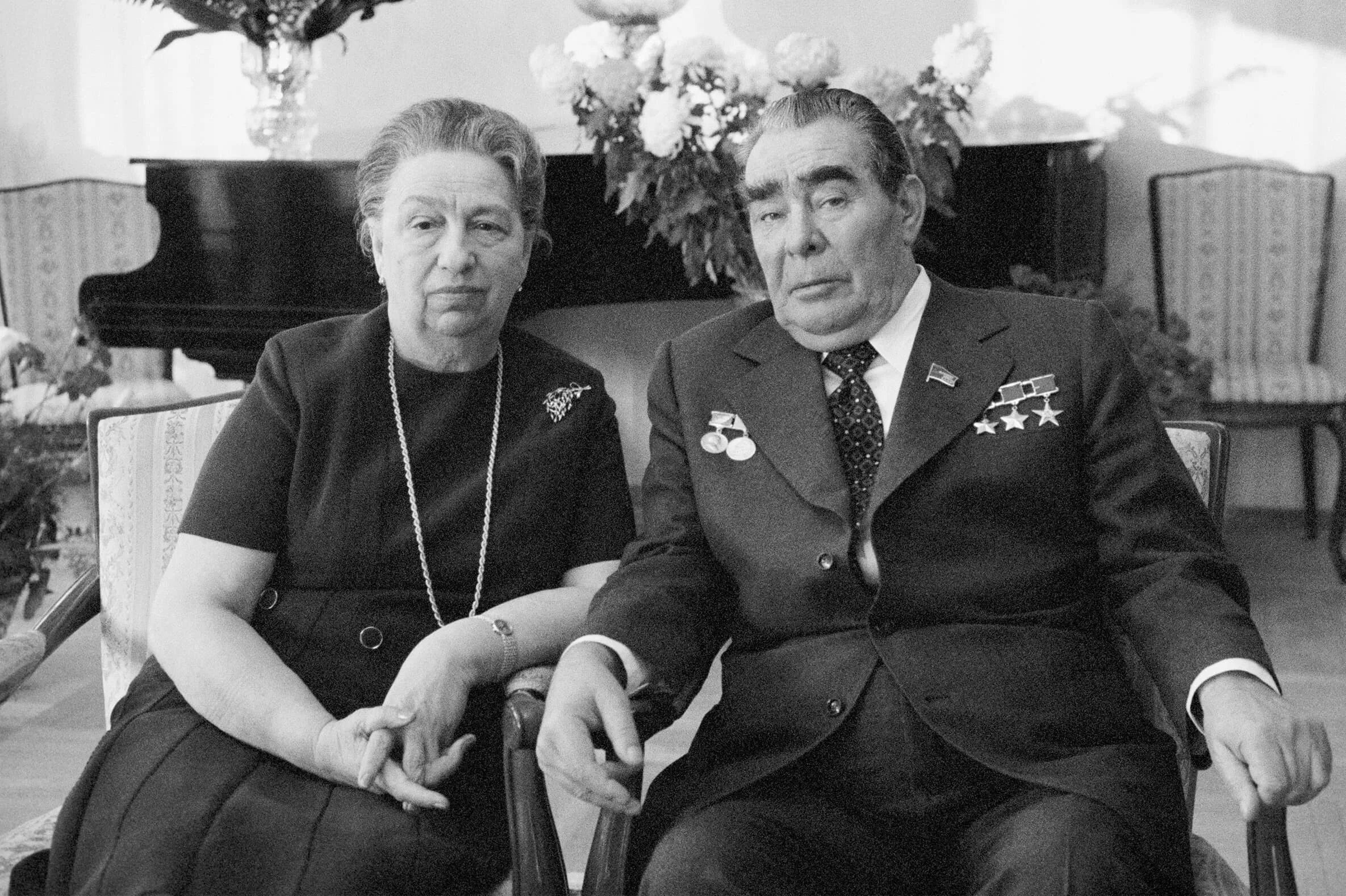 Брежнев семья. Брежнев семья. Брежнев семья. Брежнев с правнучкой галей. Брежнев семья.