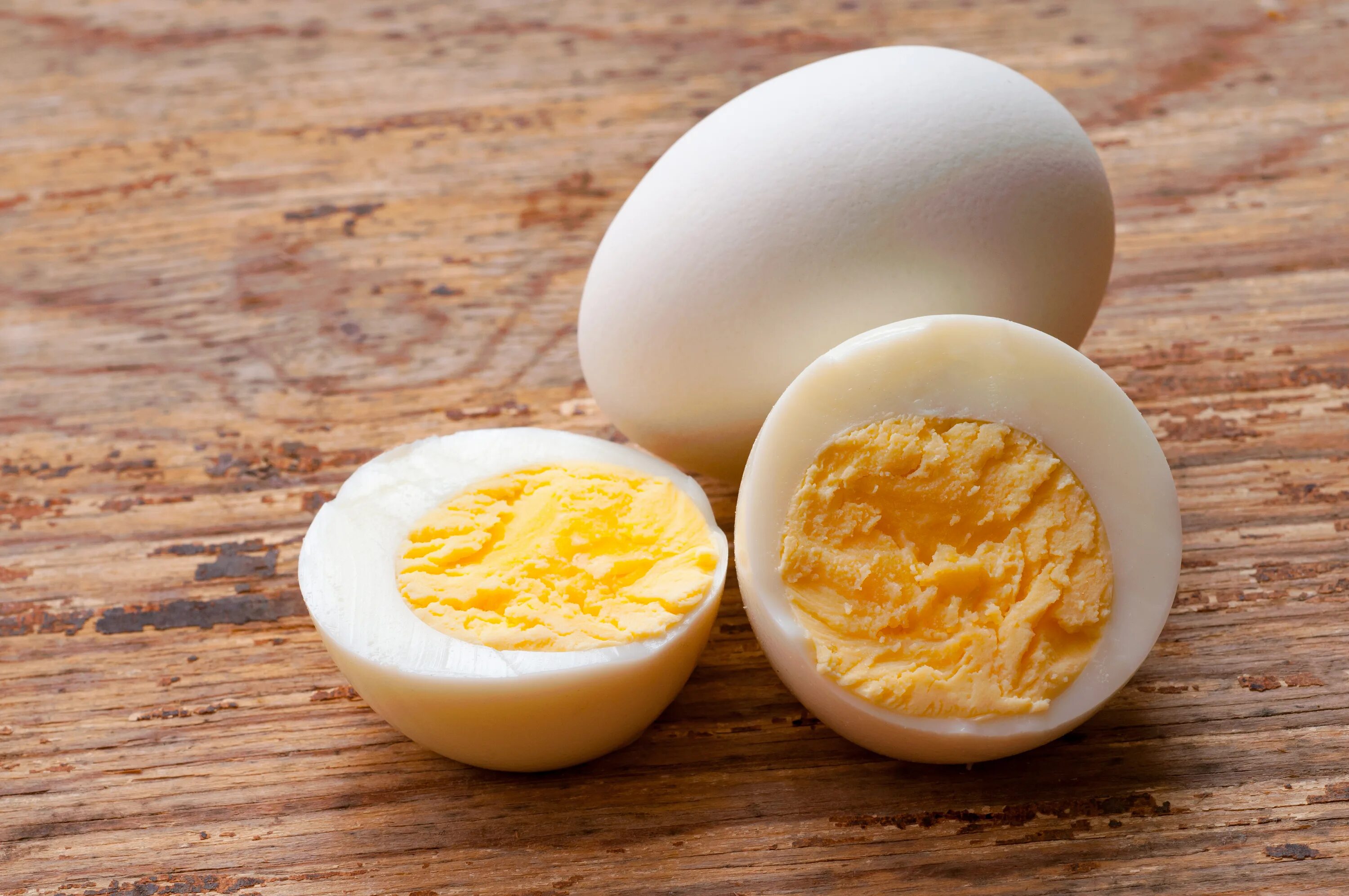 Краски на яичном желтке. Вареные яйца. Яйца вкрутую. Яйцо отварное. Яйцо куриное вареное.