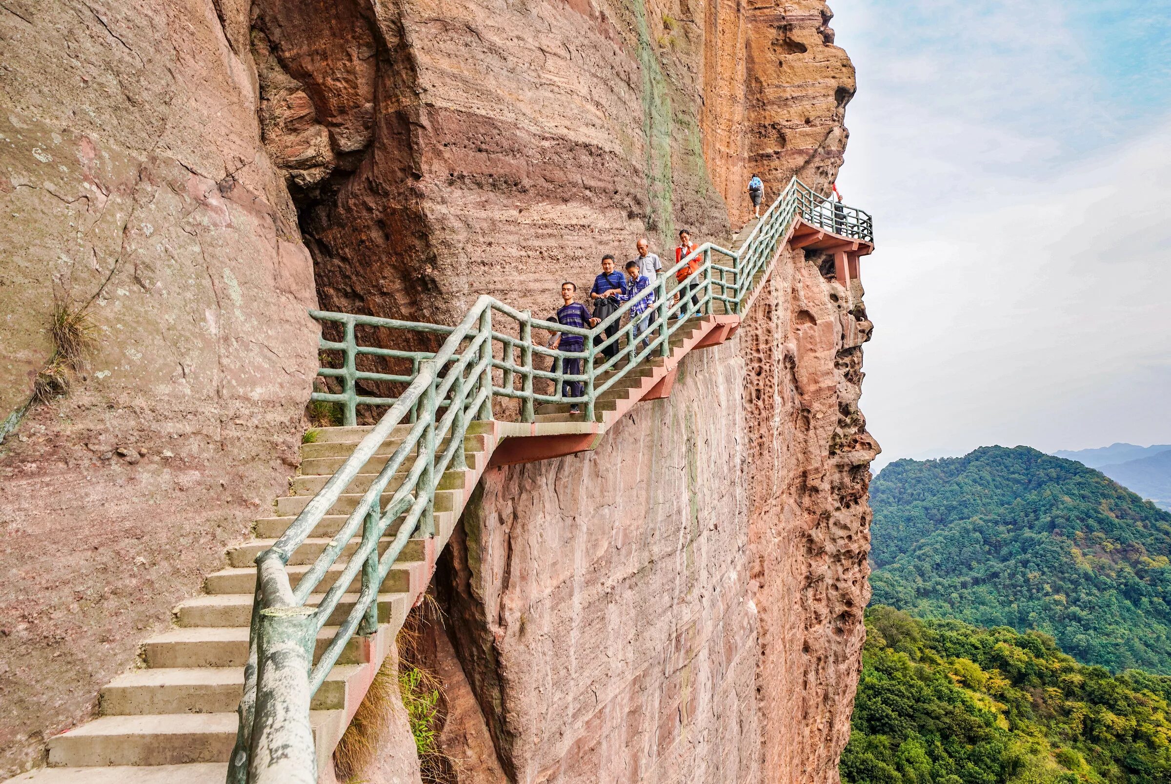 Лестница в горах. Лестница короля арагона. Лестница в горах. Утес прекестулен норвегия без людей. Скалы.