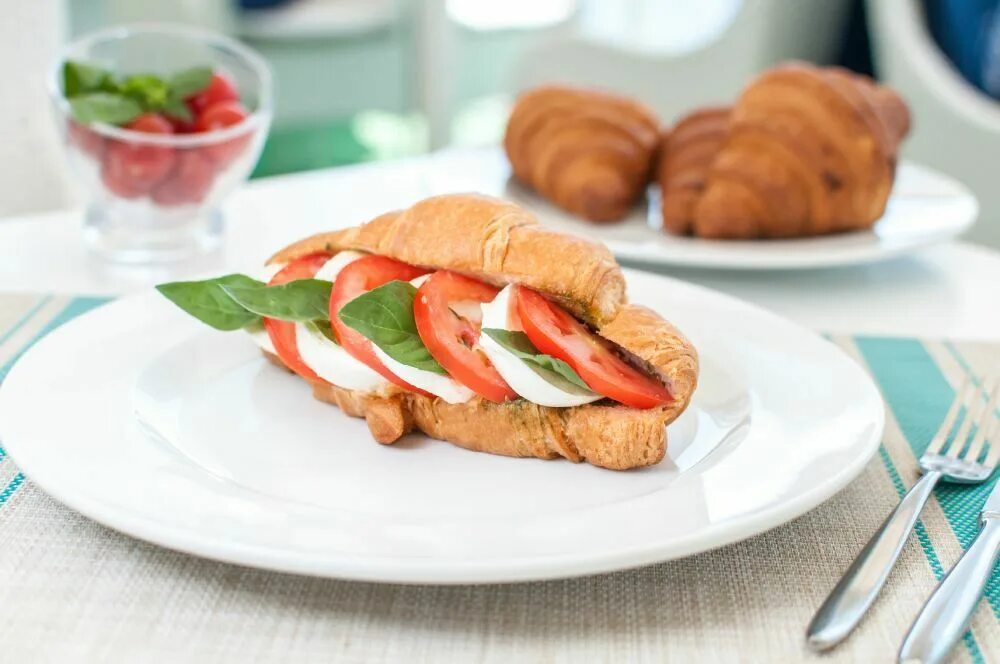 Первоуральск заказать еду. Круассан капрезе. Еда первоуральск. Цезарь салат 16 k reklama. Объемный говяжье ребрышки.