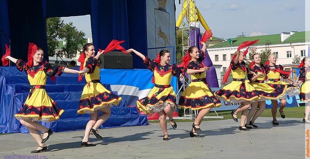 День города в Шадринске. День города Шадринск фото. Брянск день города бабабанщицы.