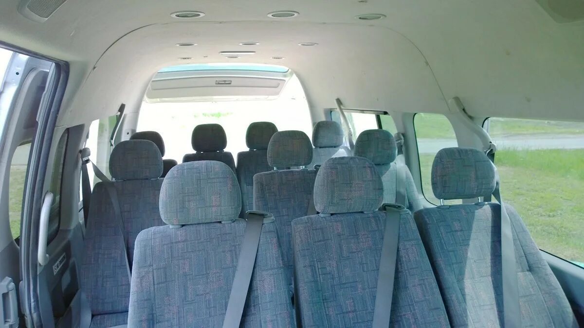 Микроавтобус 11 мест. Тойота хайс 11 мест. микроавтобус toyota hiace 12 мест. toyota hiace 2008 салон. тойота микроавтобус 11 мест.
