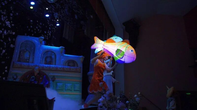 новогоднее представление надпись. елка в гостином дворе. кибершоу тайна посоха деда мороза. елка трансформер. елка в кремлевском дворце 2022.