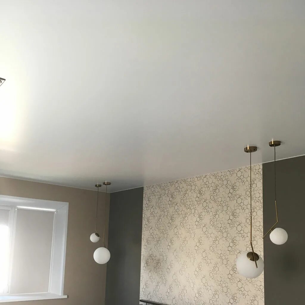 Установка сатинового потолка. Какой потолок выбрать сатиновый или глянцевый. Натяжной потолок цветной матовый. Установка сатинового потолка. Установка сатинового потолка.