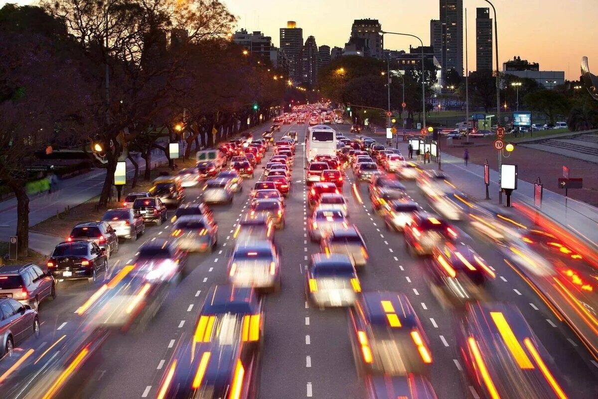 Движение городского в реальном времени. Автомобильный транспорт. Поток машин. Автомобильныитранспорт. Город в движении.