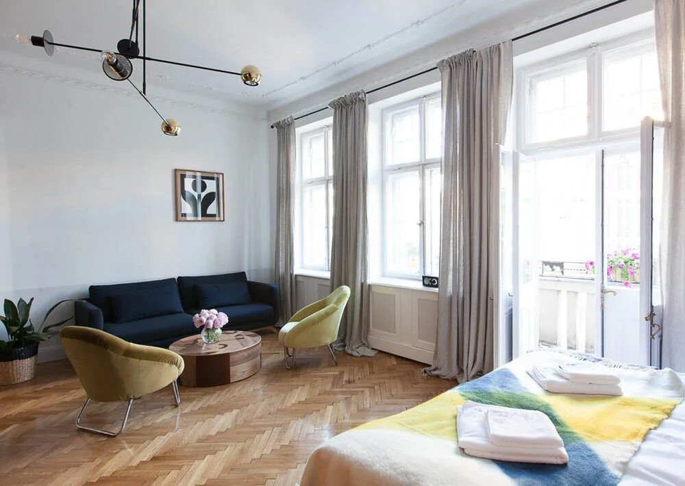 Level room warszawa. Польша комната. Комната варшава. Intercontinental warszawa цветы. Комната с хорами.