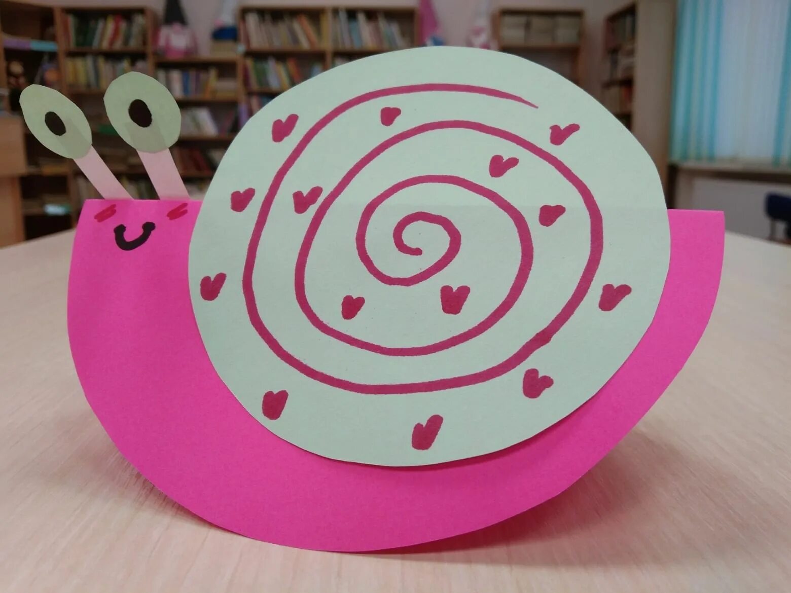 Улитка из цветной бумаги. Улитка из бумаги. Улитка из бумаги. Оригами улитка. Поделки из цветной бумаги.