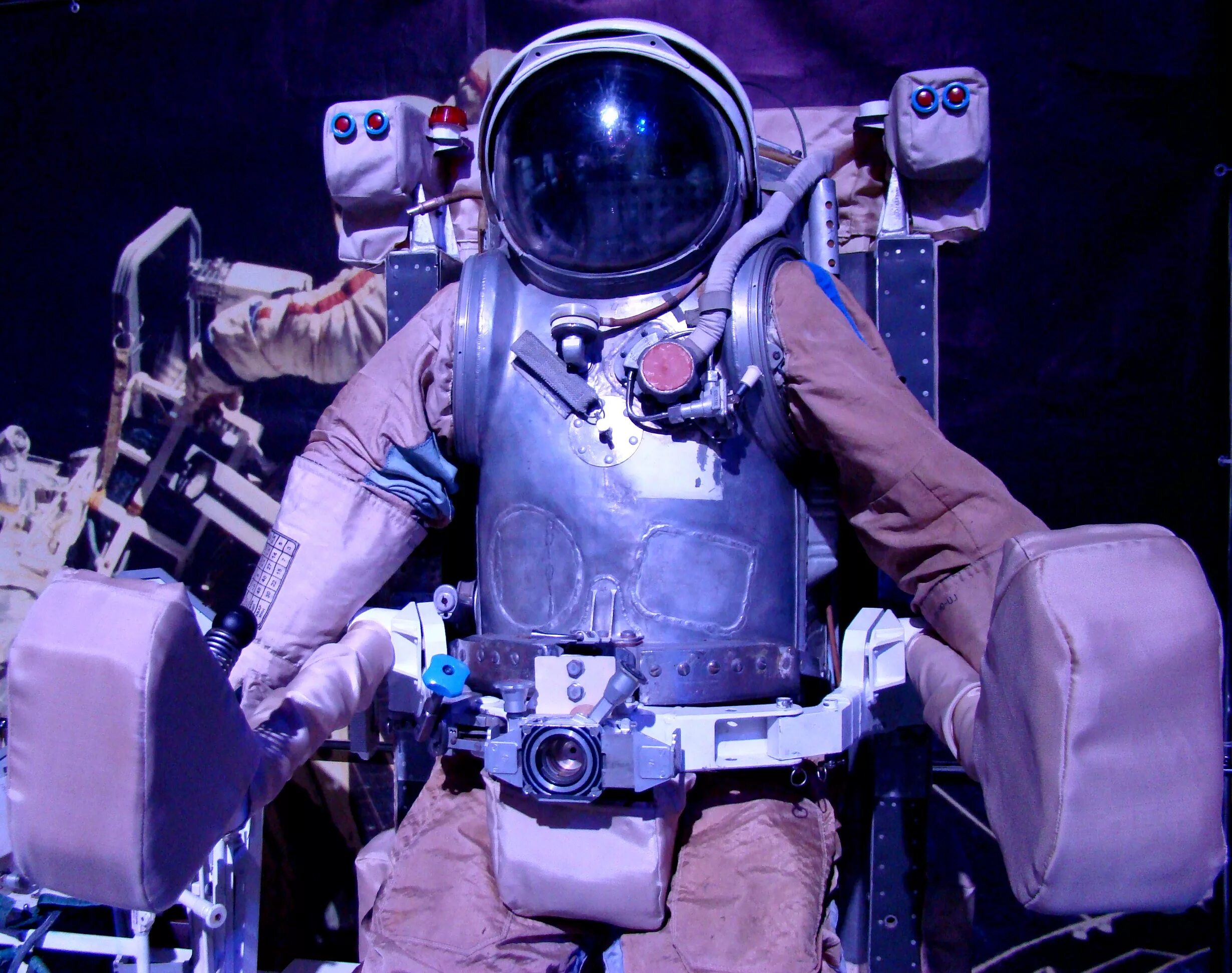 что будет если открыть скафандр в космосе