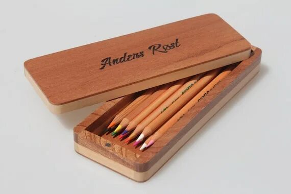Деревянный пенал для карандашей. Деревянные пеналы для школы. Деревянный пенал для ручки. Пенал из дерева