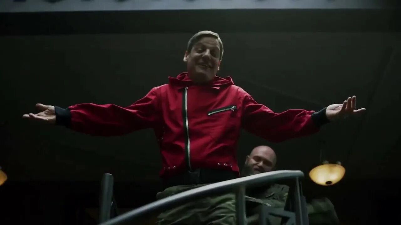 Профессор хачикян из мимино в красной рубашке. Танец на столе в клипе. Гроликова. Профессор серхио. Мимино кадры хачикян.