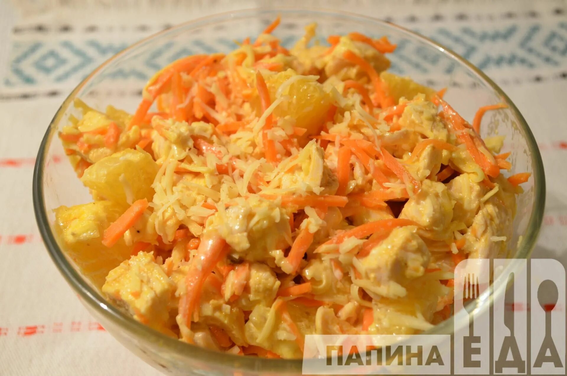 Слоеный салат с крабовыми палочками. Салат с курицей апельсином и корейской. Салат с апельсинами и корейской морковью. Салат с апельсином и курицей и корейской морковкой. Обжорка с корейской морковкой и кукурузой.