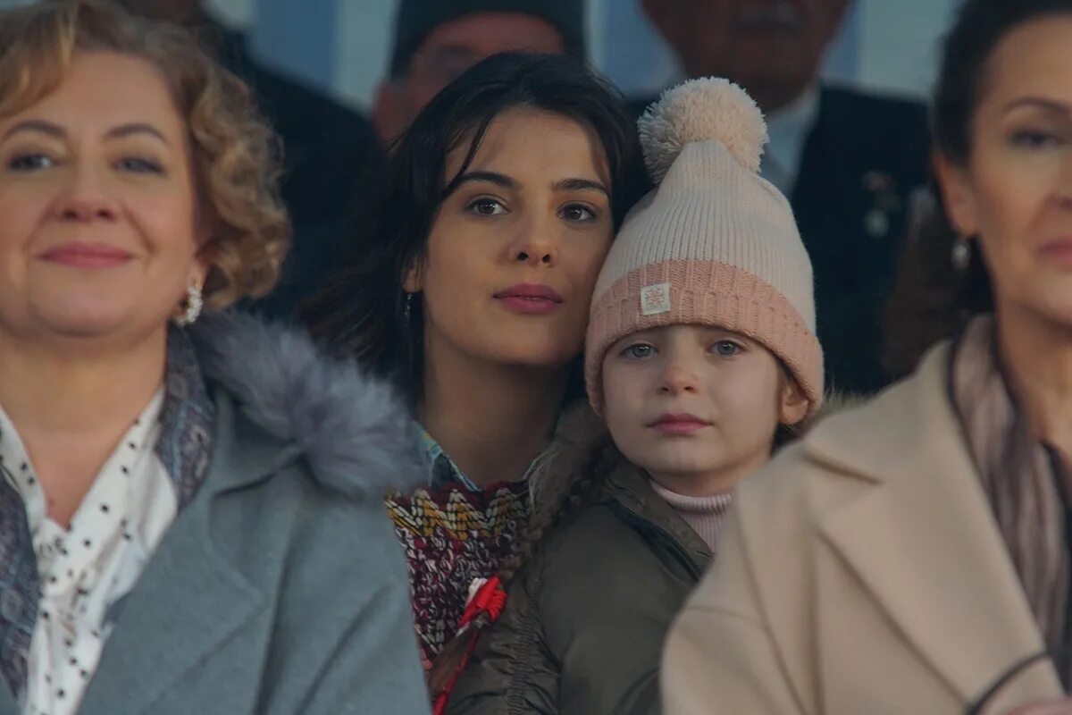 Коллекции мама и дочь кыргызстан. Дочь посла сериал 2019–2021. Берен генчалп сериалы дочь посла. Sefirin kizi турецкий сериал. Дочь турецкий сериал.
