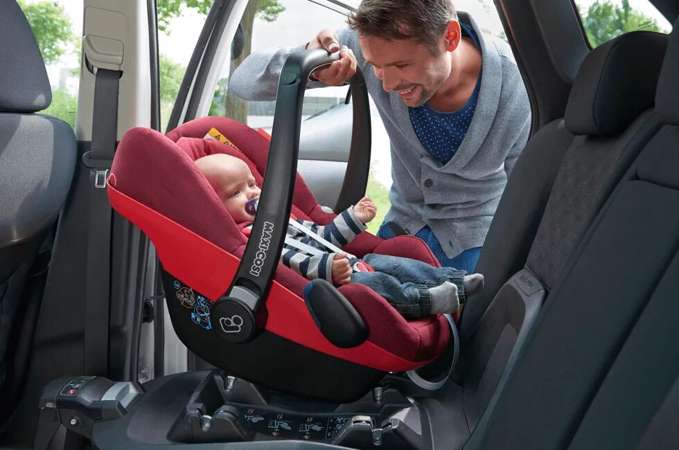 Как правильно пристегнуть автолюльку. Бустер Maxi-cosi Isofix. Maxi cosi автолюлька на переднем сиденье. Как пристегивать автолюльку Maxi cosi. Кресло Maxi cosi CABRIOFIX В машине.