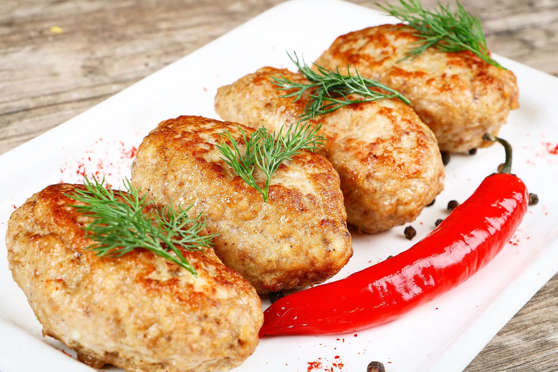 Быстрые куриные котлеты. Котлеты свино куриные. котлеты по кавказски с зеленью. котлеты по португальски. котлеты из кальмара красная икра.